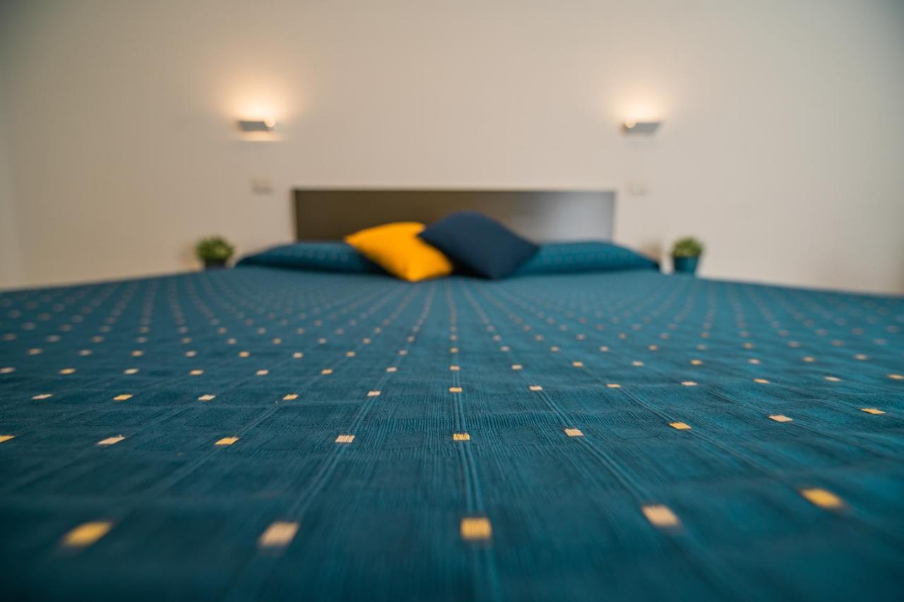 Hub Ferroviario - 12 Posti Letto Per Il Tuo Gruppo A Napoli Con Wifi E Netflix Bed and Breakfast Exteriör bild