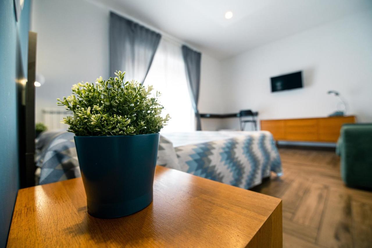 Hub Ferroviario - 12 Posti Letto Per Il Tuo Gruppo A Napoli Con Wifi E Netflix Bed and Breakfast Exteriör bild